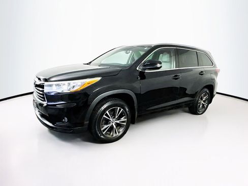 Used 2016 Toyota Highlander XLE AWD/4WD image 4