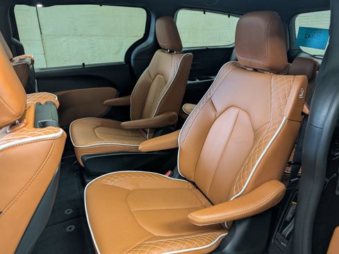 New 2026 Chrysler Pacifica Pinnacle AWD/4WD image 10