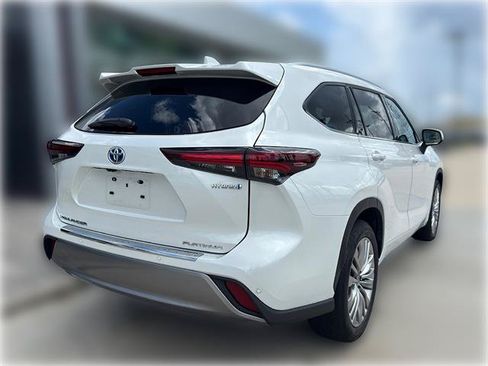 Used 2024 Toyota Highlander Platinum FWD image 8