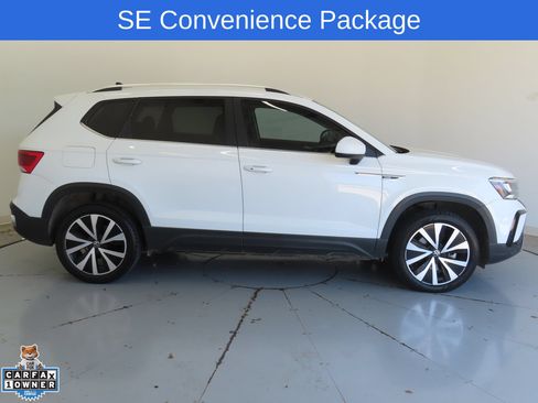Used 2022 Volkswagen Taos SE FWD image 2
