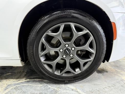 Used 2018 Chrysler 300 S image 30