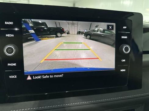 Certified 2025 Volkswagen Taos SE image 25