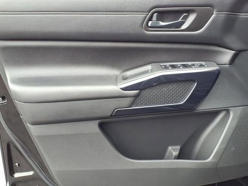 Used 2025 Nissan Pathfinder SV image 8