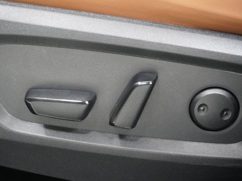 Used 2023 Nissan Pathfinder Platinum w/ Lighting Package (N93) FWD image 17