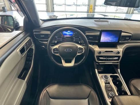 Used 2022 Ford Explorer XLT w/ Equipment Group 202A AWD/4WD image 2