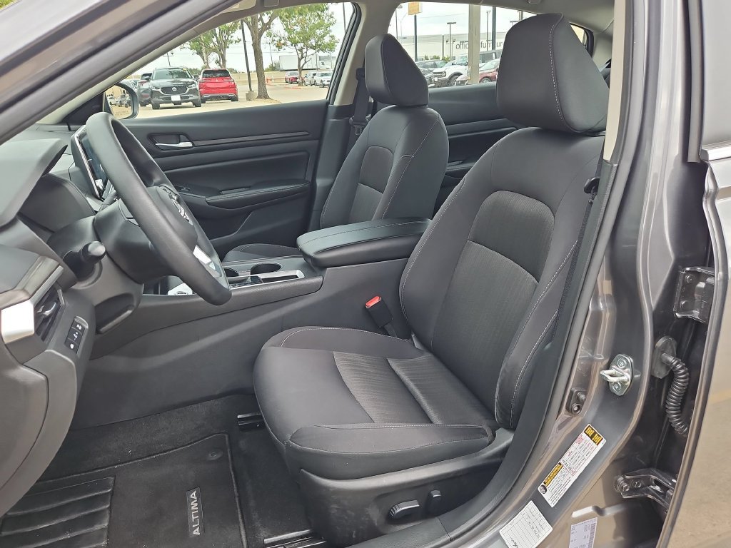 Used 2025 Nissan Altima 2.5 SV FWD image 25