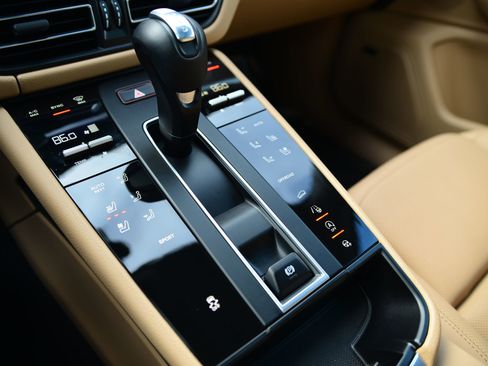 Certified 2025 Porsche Macan image 18