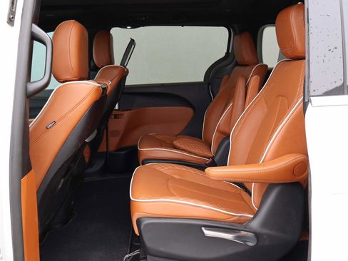 Used 2025 Chrysler Pacifica Pinnacle FWD image 10