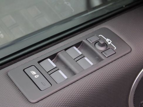 Certified 2025 Land Rover Discovery Dynamic SE image 12