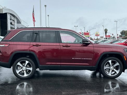 Used 2024 Jeep Grand Cherokee Limited w/ Luxury Tech Group II image 3