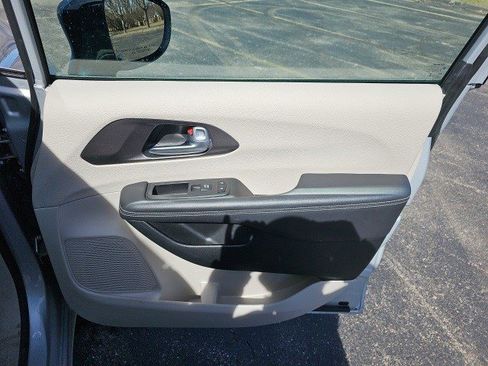 Used 2024 Chrysler Pacifica Touring-L image 15