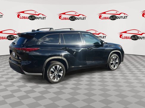 Used 2021 Toyota Highlander XLE AWD/4WD image 8