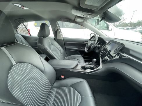 Used 2024 Toyota Camry SE image 5