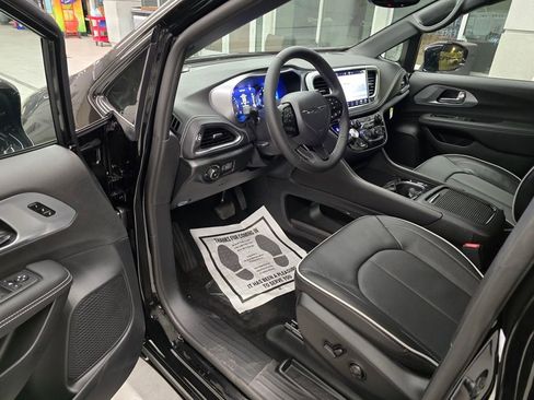 New 2026 Chrysler Pacifica Limited w/ S Appearance Package AWD/4WD image 15