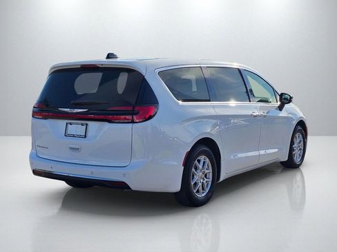 Used 2024 Chrysler Pacifica Touring-L image 5