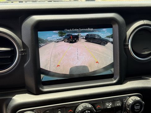 Used 2020 Jeep Wrangler Unlimited Sahara AWD/4WD image 21