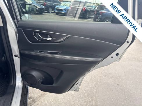 Used 2018 Nissan Rogue SV AWD/4WD image 12
