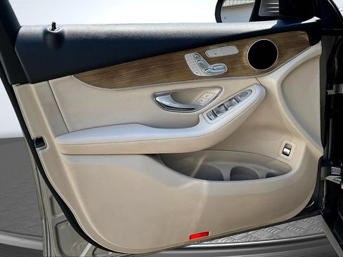 Used 2019 Mercedes-Benz GLC 300 4MATIC w/ Premium Package image 23