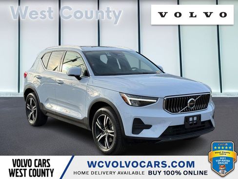 Certified 2025 Volvo XC40 B5 Core image 1