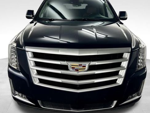 Used 2020 Cadillac Escalade Premium Luxury image 3