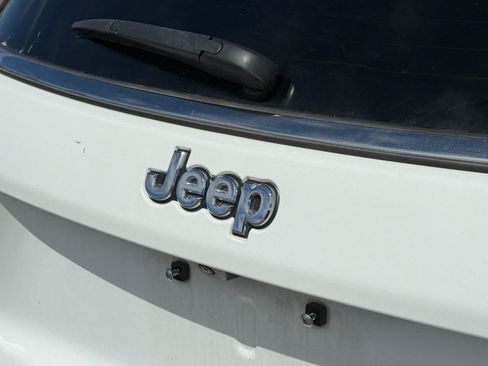 Used 2024 Jeep Compass Latitude AWD/4WD image 8