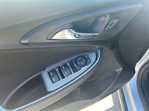 Used 2017 Chevrolet Malibu LT FWD image 12