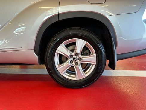 Used 2023 Toyota Highlander LE FWD image 27