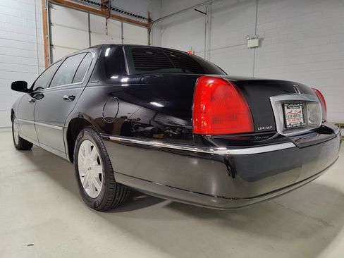 Used 2011 Lincoln Town Car Executive L RWD image 26