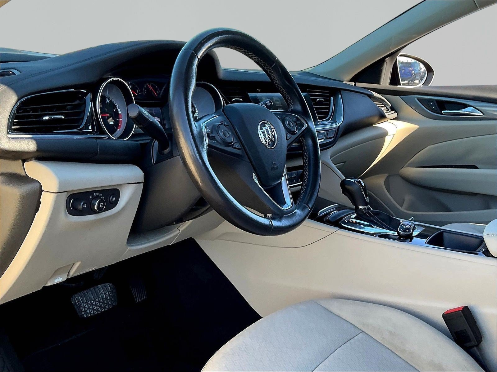 Used 2018 Buick Regal Preferred w/ Sights and Sounds Package AWD/4WD image 17