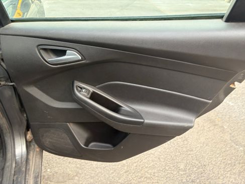 Used 2018 Ford Focus SE w/ SE Appearance Package FWD image 16