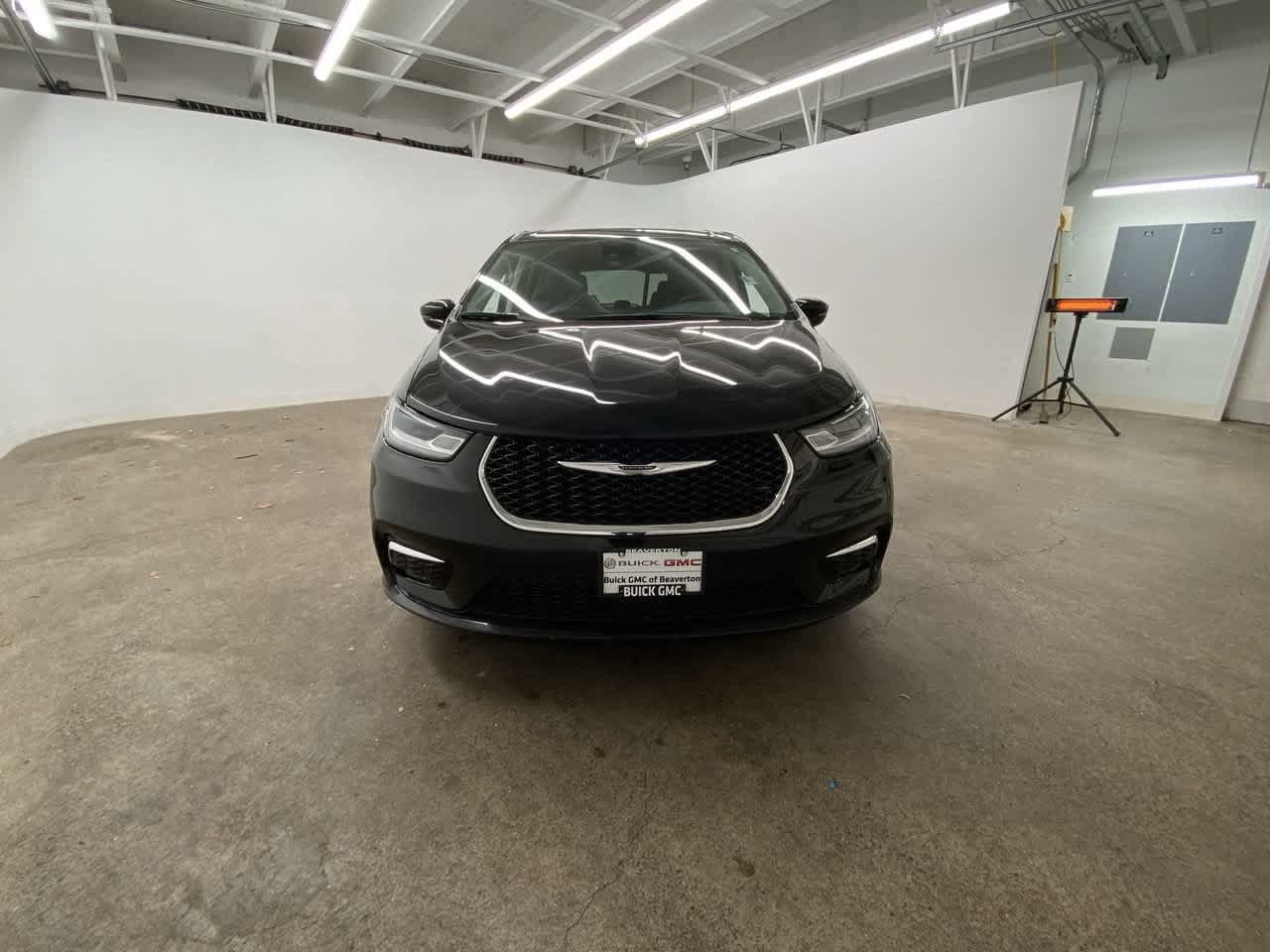 Used 2024 Chrysler Pacifica Touring-L FWD image 9