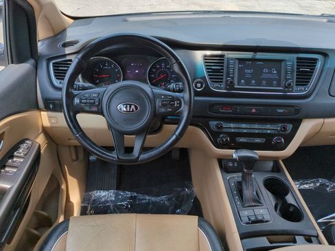 Used 2017 Kia Sedona LX w/ LX Essentials Premium Package FWD image 16