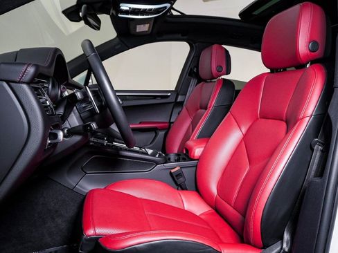 Certified 2025 Porsche Macan image 5