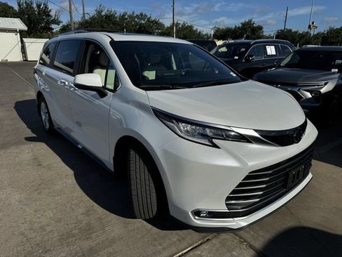 Used 2026 Toyota Sienna Limited FWD image 3