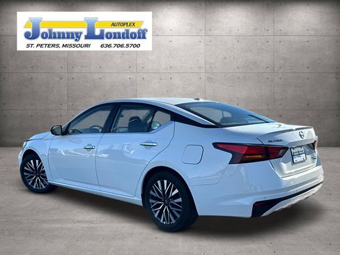 Used 2025 Nissan Altima 2.5 SV FWD image 3