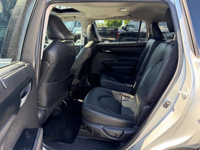 Used 2023 Toyota Highlander XLE FWD image 13