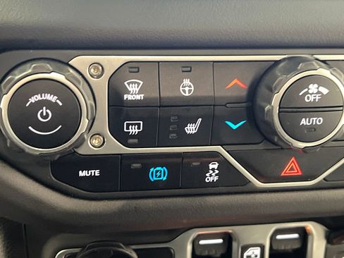 Used 2025 Jeep Wrangler Unlimited Sahara image 45