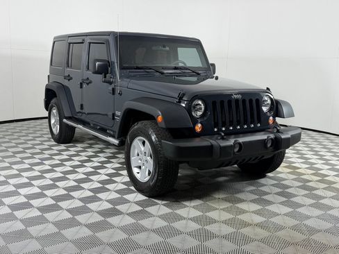 Used 2018 Jeep Wrangler Unlimited Sport AWD/4WD image 3