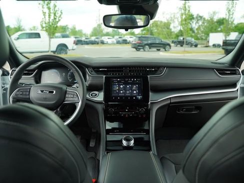 Used 2023 Jeep Grand Cherokee L Laredo image 28