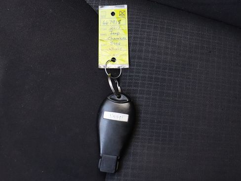 Used 2017 Jeep Cherokee Latitude FWD image 58