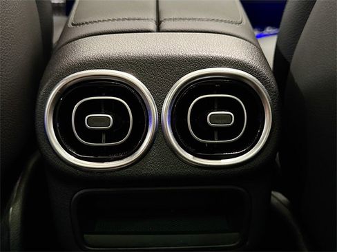 Used 2025 Mercedes-Benz GLC 300 4MATIC image 26