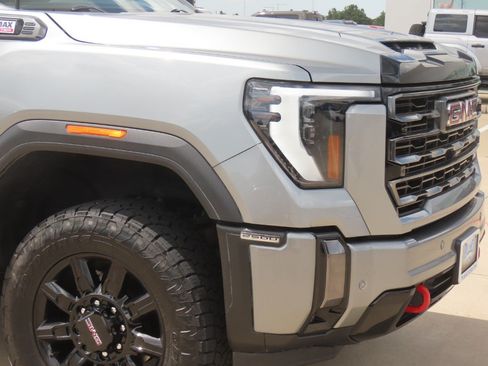 Used 2024 GMC Sierra 2500 AT4 AWD/4WD image 6