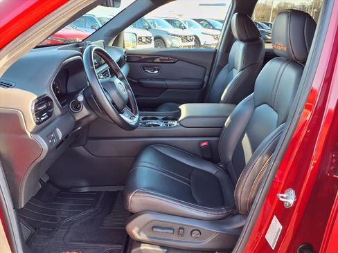 Used 2025 Honda Pilot TrailSport image 12