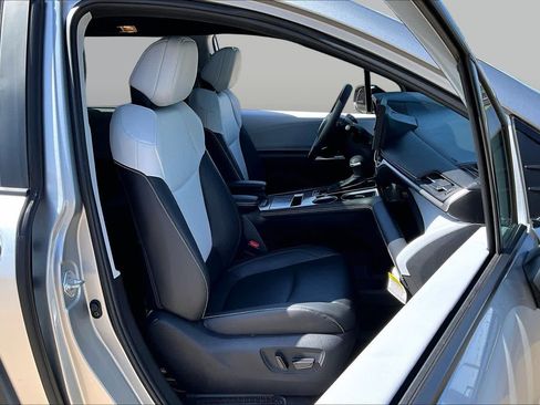 Used 2025 Toyota Sienna XSE FWD image 9