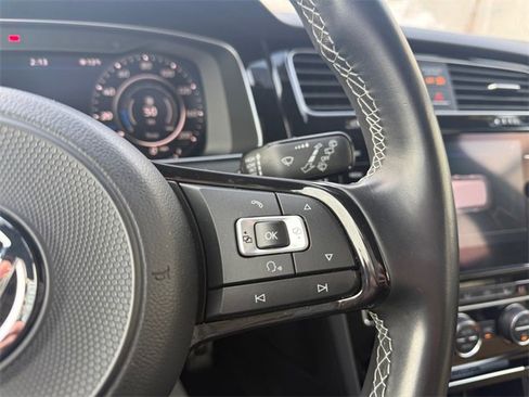 Used 2018 Volkswagen Golf R 4-Door image 23