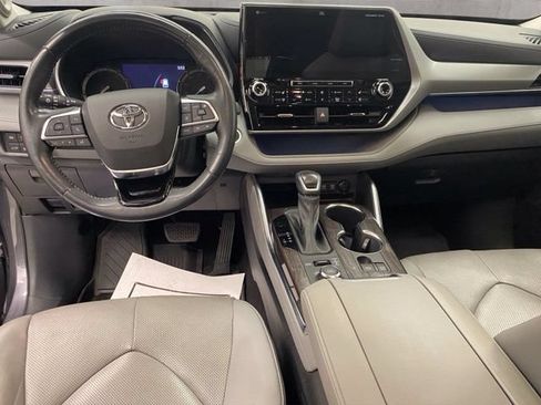 Used 2021 Toyota Highlander Platinum AWD/4WD image 2