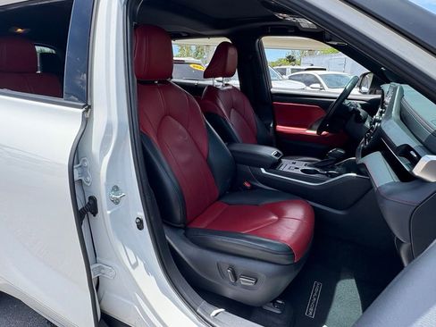 Used 2021 Toyota Highlander XSE FWD image 17