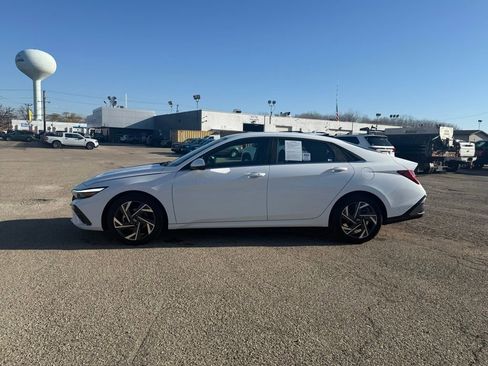Used 2025 Hyundai Elantra SEL FWD image 6