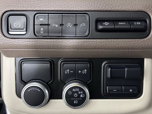 Used 2021 GMC Yukon XL Denali w/ Denali Premium Package image 15