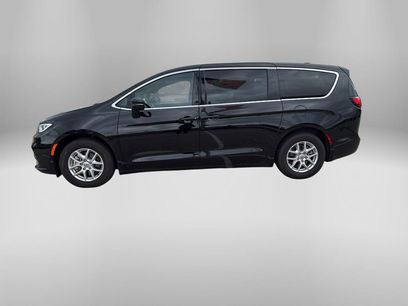 Used 2025 Chrysler Pacifica Select